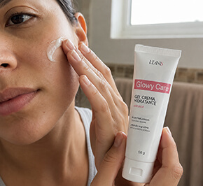 Aplicación de Glowy Care Cream en la mejilla