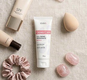 Glowy Care Cream sobre una mesa con accesorios