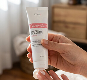 Tubo de Glowy Care Cream en la mano